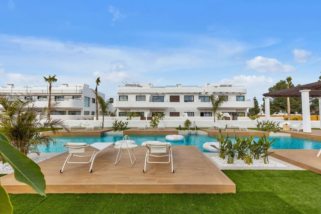 3 soveværelse Villa til salg i Los Alcazares med swimmingpool - € 439.900 (Ref: 9998476)