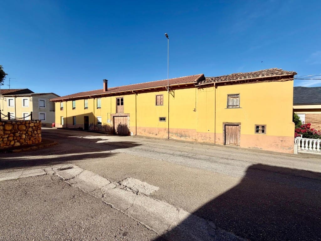 5 Zimmer Villa zu verkaufen in Llamas de la Ribera - 50.000 € (Ref: 9999898)