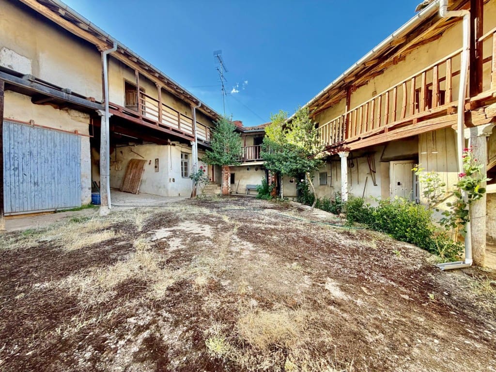 5 Zimmer Villa zu verkaufen in Llamas de la Ribera - 50.000 € (Ref: 9999898)