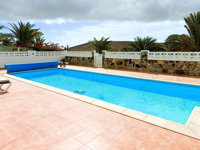 3 soveværelse Villa til salg i La Oliva med swimmingpool - € 440.000 (Ref: 7770454)