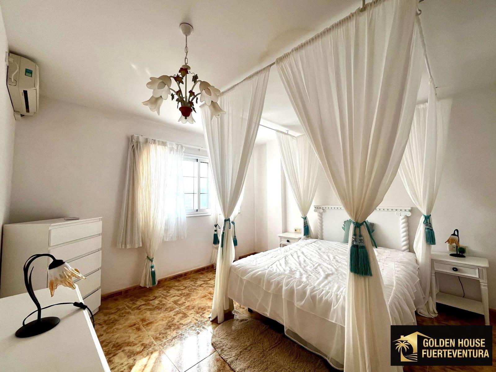 3 makuuhuone Huvila myytävänä paikassa La Oliva mukana uima-altaan 
autotalli - 440 000 € (Ref: 7770454)