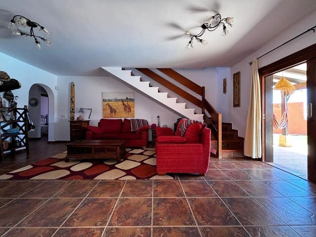 3 soverom Villa til salgs i Antigua med svømmebasseng garasje - € 450 000 (Ref: 9176196)