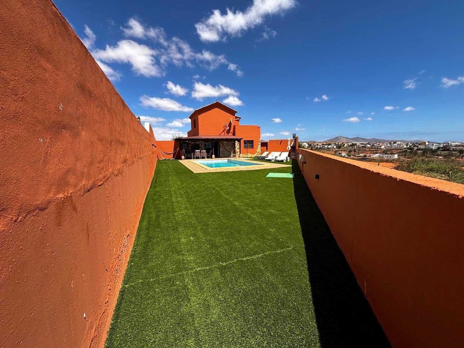 3 soveværelse Villa til salg i Antigua med swimmingpool garage - € 450.000 (Ref: 9176196)