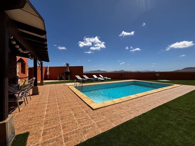 3 soverom Villa til salgs i Antigua med svømmebasseng garasje - € 450 000 (Ref: 9176196)