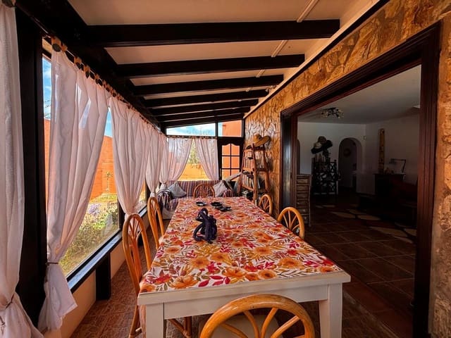 3 soverom Villa til salgs i Antigua med svømmebasseng garasje - € 450 000 (Ref: 9176196)