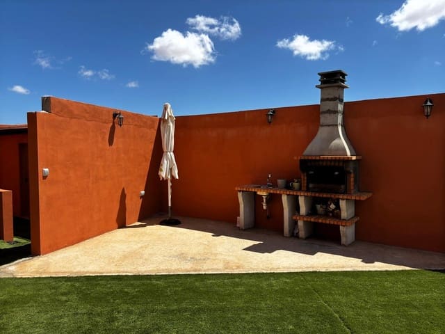 3 soverom Villa til salgs i Antigua med svømmebasseng garasje - € 450 000 (Ref: 9176196)