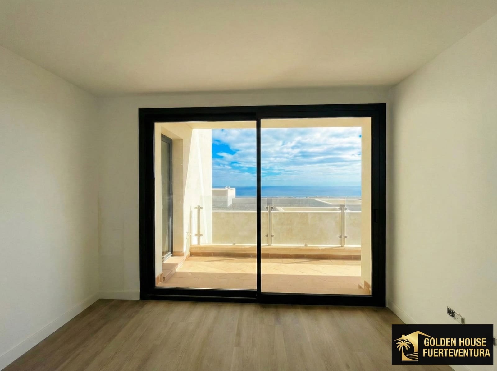 2 bedroom Apartment for sale in Caleta de Fuste with pool garage - € 275,000 (Ref: 9300517)