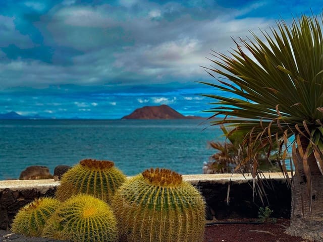 4 bedroom Villa for sale in Corralejo, La Oliva with garage - € 1,750,000 (Ref: 9343182)