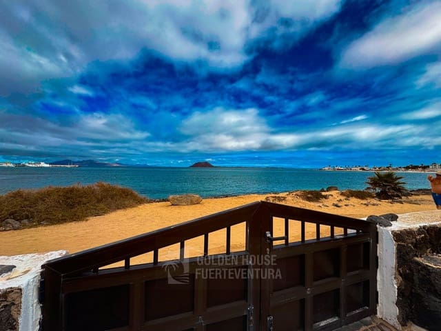 4 bedroom Villa for sale in Corralejo, La Oliva with garage - € 1,750,000 (Ref: 9343182)