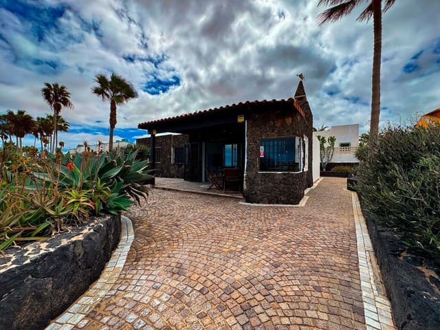 4 bedroom Villa for sale in Corralejo, La Oliva with garage - € 1,750,000 (Ref: 9343182)