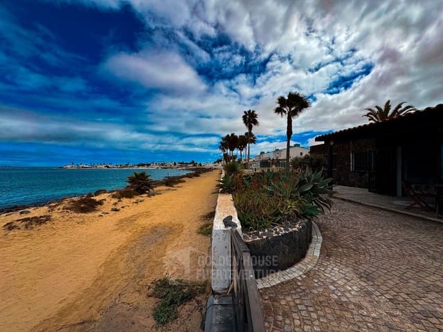 4 bedroom Villa for sale in Corralejo, La Oliva with garage - € 1,750,000 (Ref: 9343182)