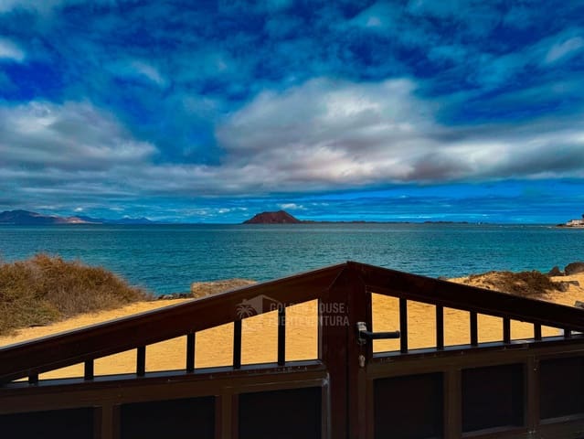 4 bedroom Villa for sale in Corralejo, La Oliva with garage - € 1,750,000 (Ref: 9343182)