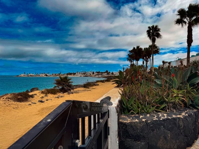 4 bedroom Villa for sale in Corralejo, La Oliva with garage - € 1,750,000 (Ref: 9343182)