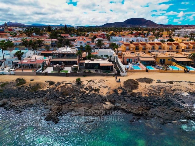 4 bedroom Villa for sale in Corralejo, La Oliva with garage - € 1,750,000 (Ref: 9343182)