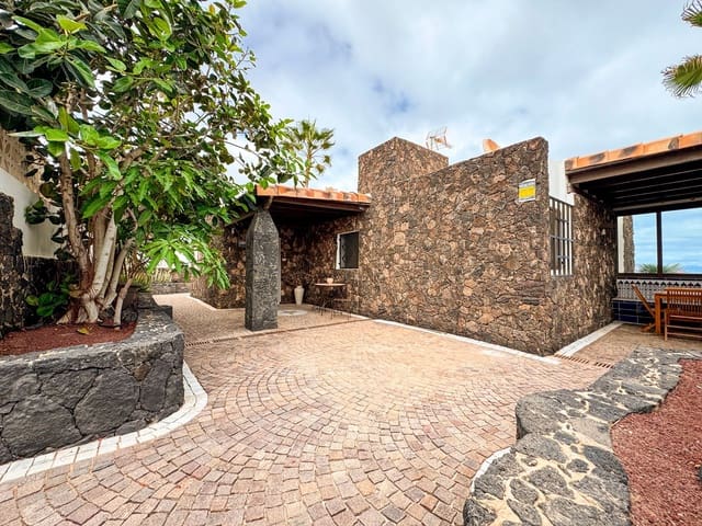 4 bedroom Villa for sale in Corralejo, La Oliva with garage - € 1,750,000 (Ref: 9343182)