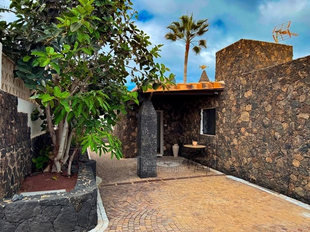 4 bedroom Villa for sale in Corralejo, La Oliva with garage - € 1,750,000 (Ref: 9343182)