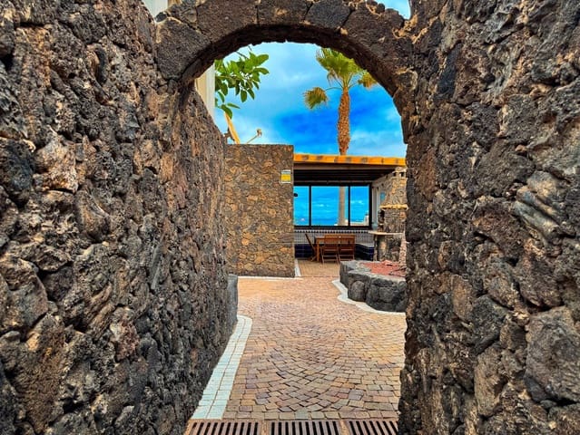 4 bedroom Villa for sale in Corralejo, La Oliva with garage - € 1,750,000 (Ref: 9343182)