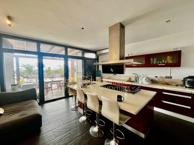 5 makuuhuone Huvila myytävänä paikassa Puerto del Rosario mukana uima-altaan 
autotalli - 710 000 € (Ref: 9413644)