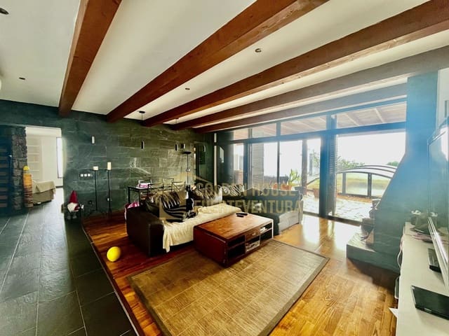 5 makuuhuone Huvila myytävänä paikassa Puerto del Rosario mukana uima-altaan 
autotalli - 710 000 € (Ref: 9413644)