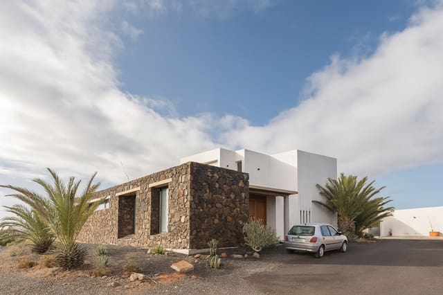 5 soveværelse Villa til salg i Puerto del Rosario med swimmingpool garage - € 710.000 (Ref: 9413644)