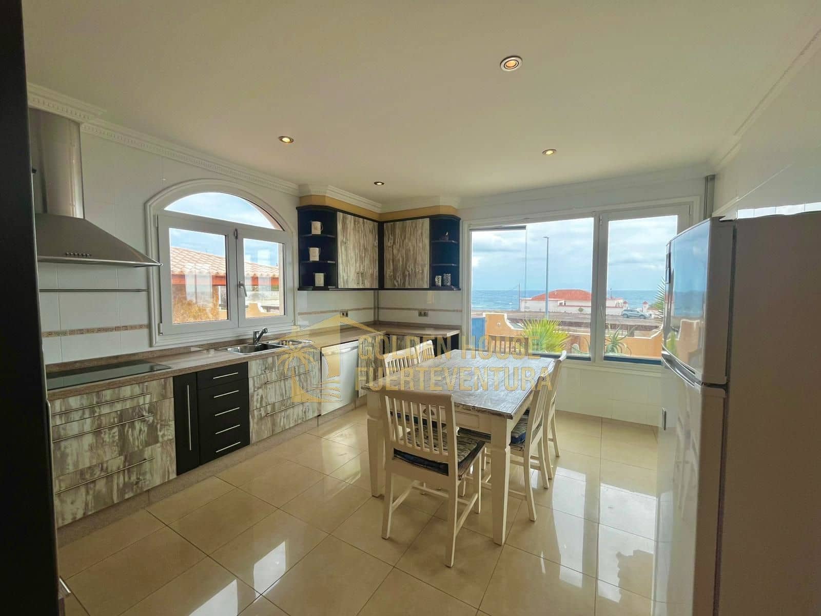 5 makuuhuone Huvila myytävänä paikassa Caleta de Fuste mukana uima-altaan 
autotalli - 1 300 000 € (Ref: 9436741)