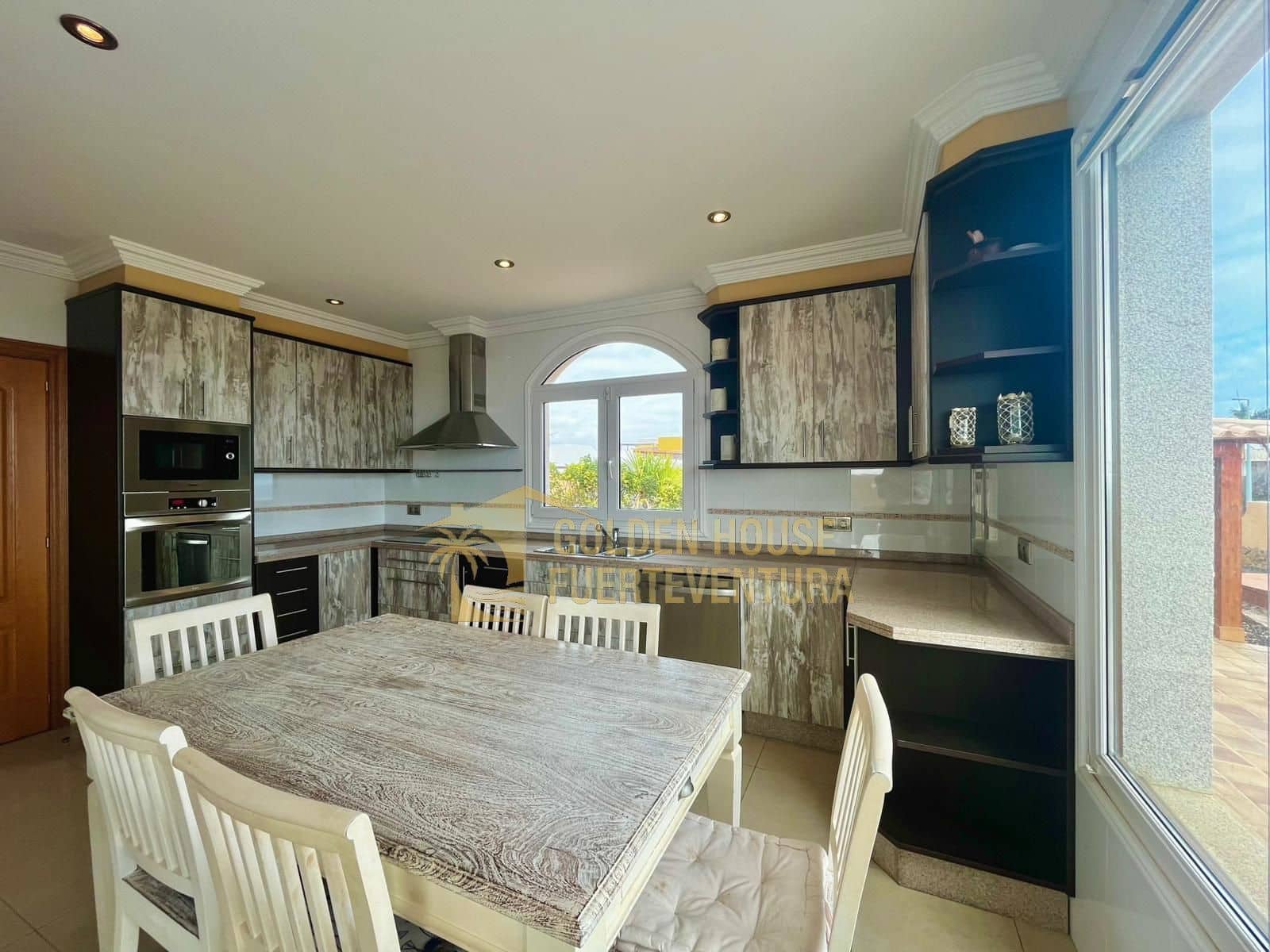 5 makuuhuone Huvila myytävänä paikassa Caleta de Fuste mukana uima-altaan 
autotalli - 1 300 000 € (Ref: 9436741)