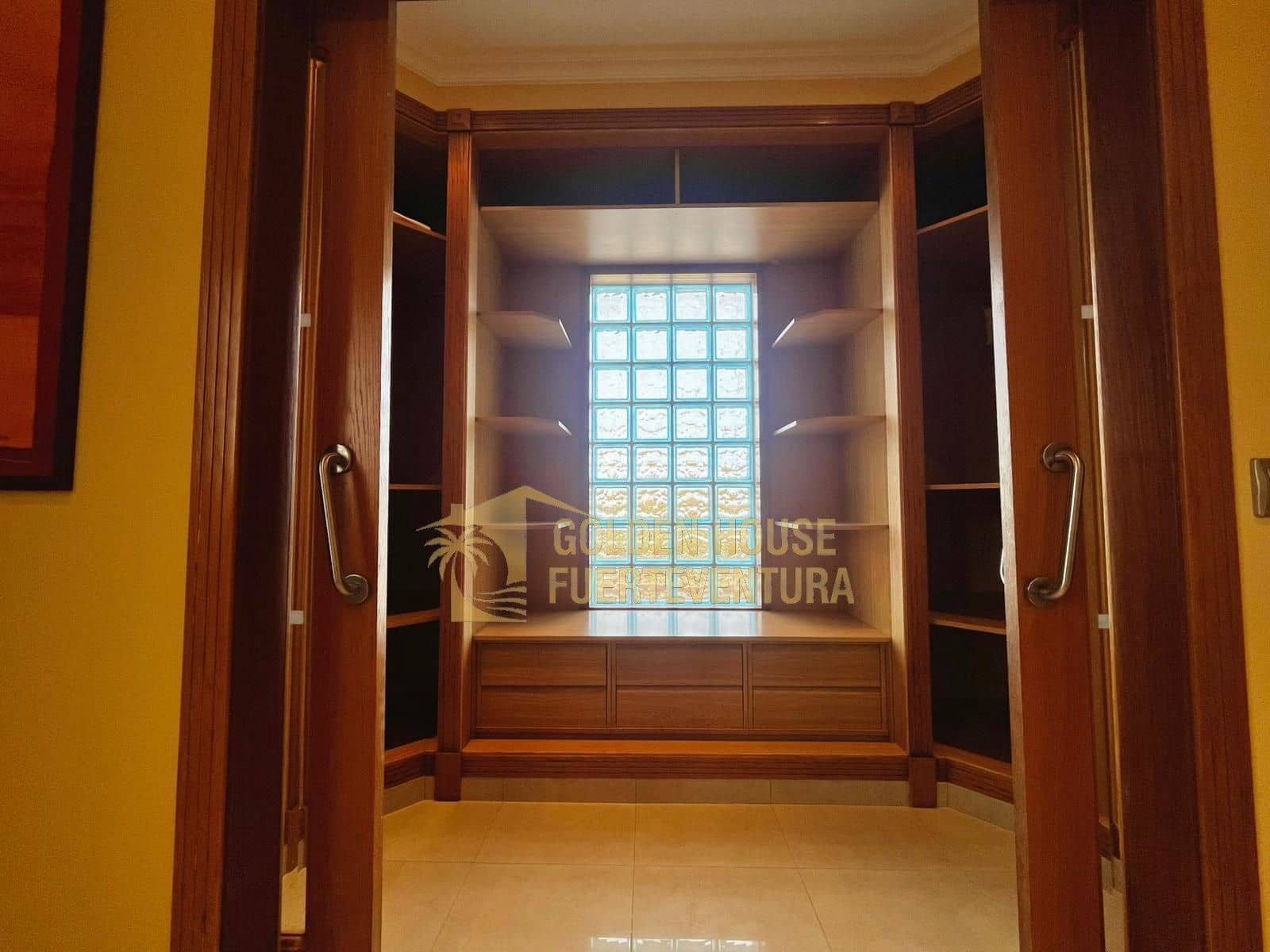 5 makuuhuone Huvila myytävänä paikassa Caleta de Fuste mukana uima-altaan 
autotalli - 1 300 000 € (Ref: 9436741)