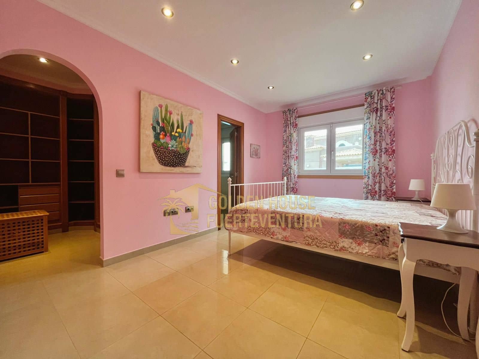 5 makuuhuone Huvila myytävänä paikassa Caleta de Fuste mukana uima-altaan 
autotalli - 1 300 000 € (Ref: 9436741)