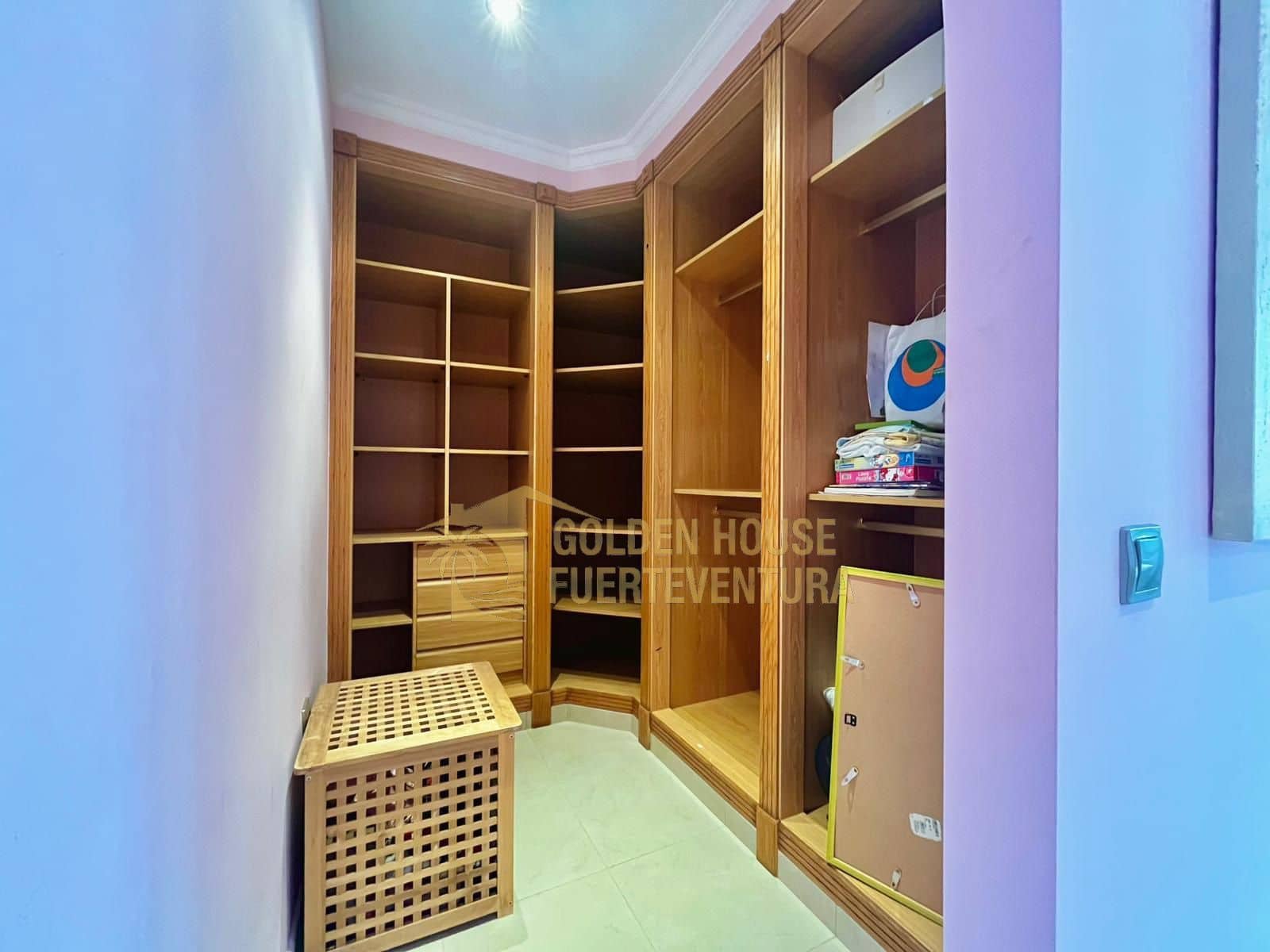 5 makuuhuone Huvila myytävänä paikassa Caleta de Fuste mukana uima-altaan 
autotalli - 1 300 000 € (Ref: 9436741)