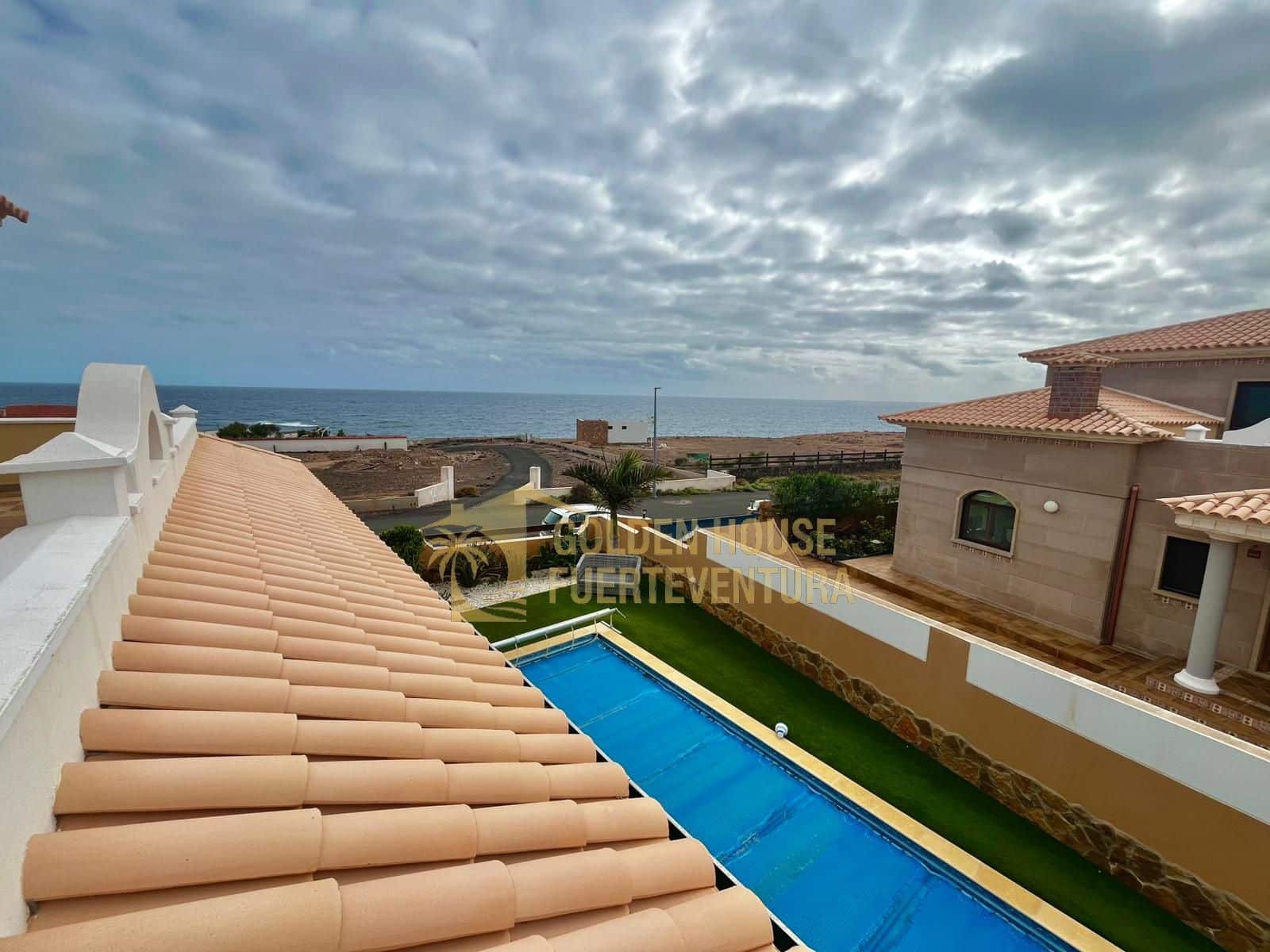 5 makuuhuone Huvila myytävänä paikassa Caleta de Fuste mukana uima-altaan 
autotalli - 1 300 000 € (Ref: 9436741)