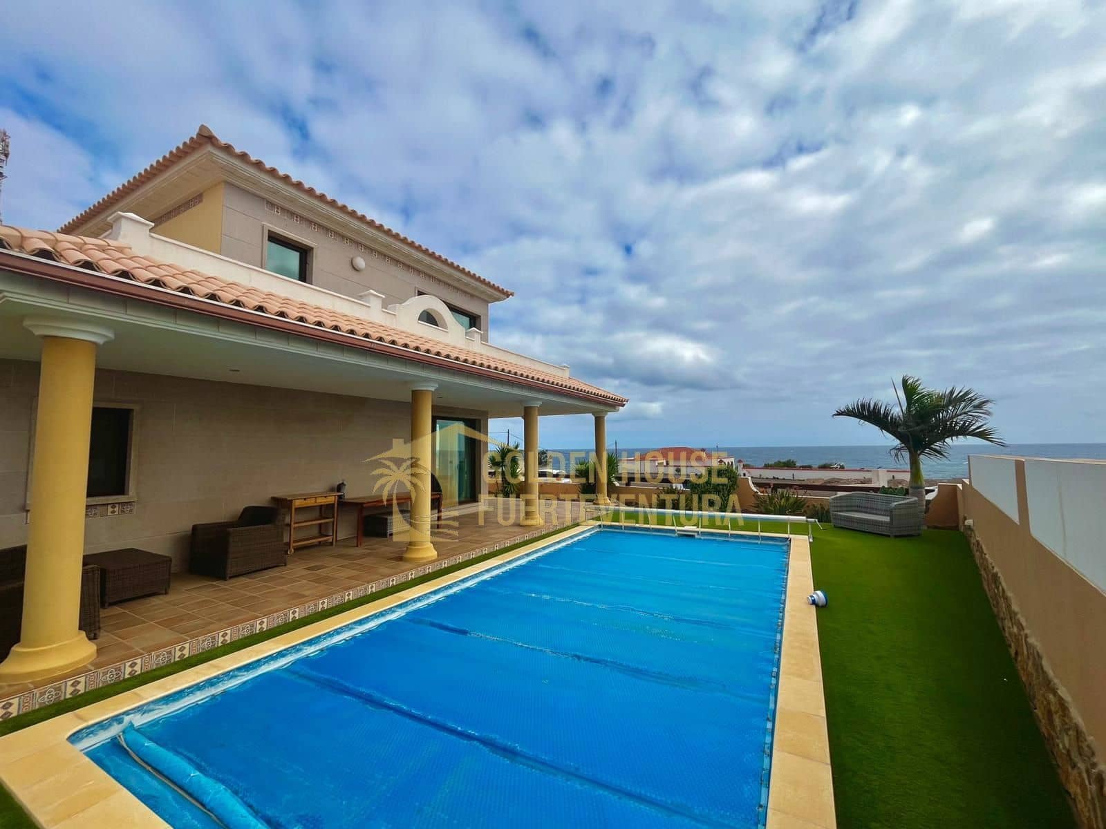 5 makuuhuone Huvila myytävänä paikassa Caleta de Fuste mukana uima-altaan 
autotalli - 1 300 000 € (Ref: 9436741)