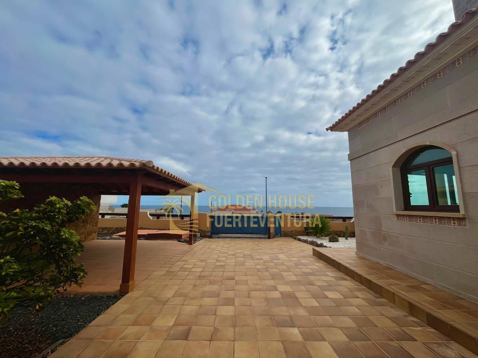 5 makuuhuone Huvila myytävänä paikassa Caleta de Fuste mukana uima-altaan 
autotalli - 1 300 000 € (Ref: 9436741)