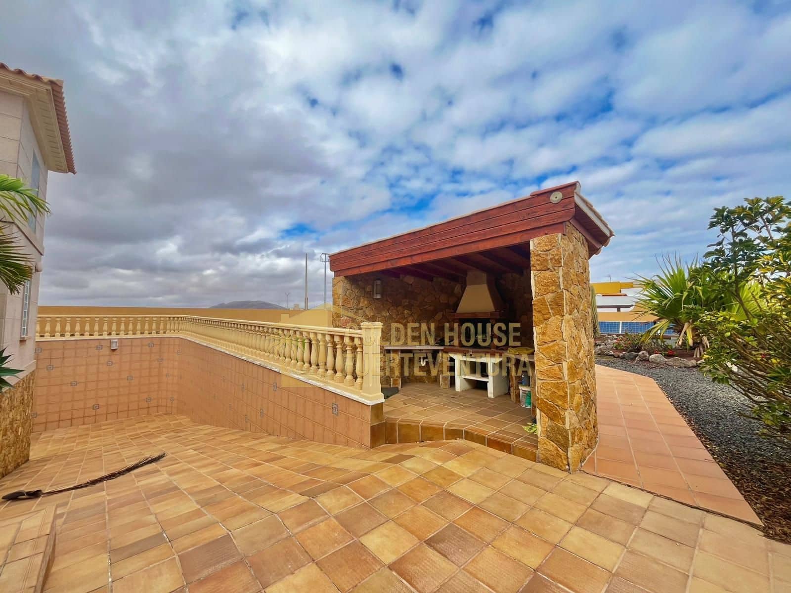 5 makuuhuone Huvila myytävänä paikassa Caleta de Fuste mukana uima-altaan 
autotalli - 1 300 000 € (Ref: 9436741)