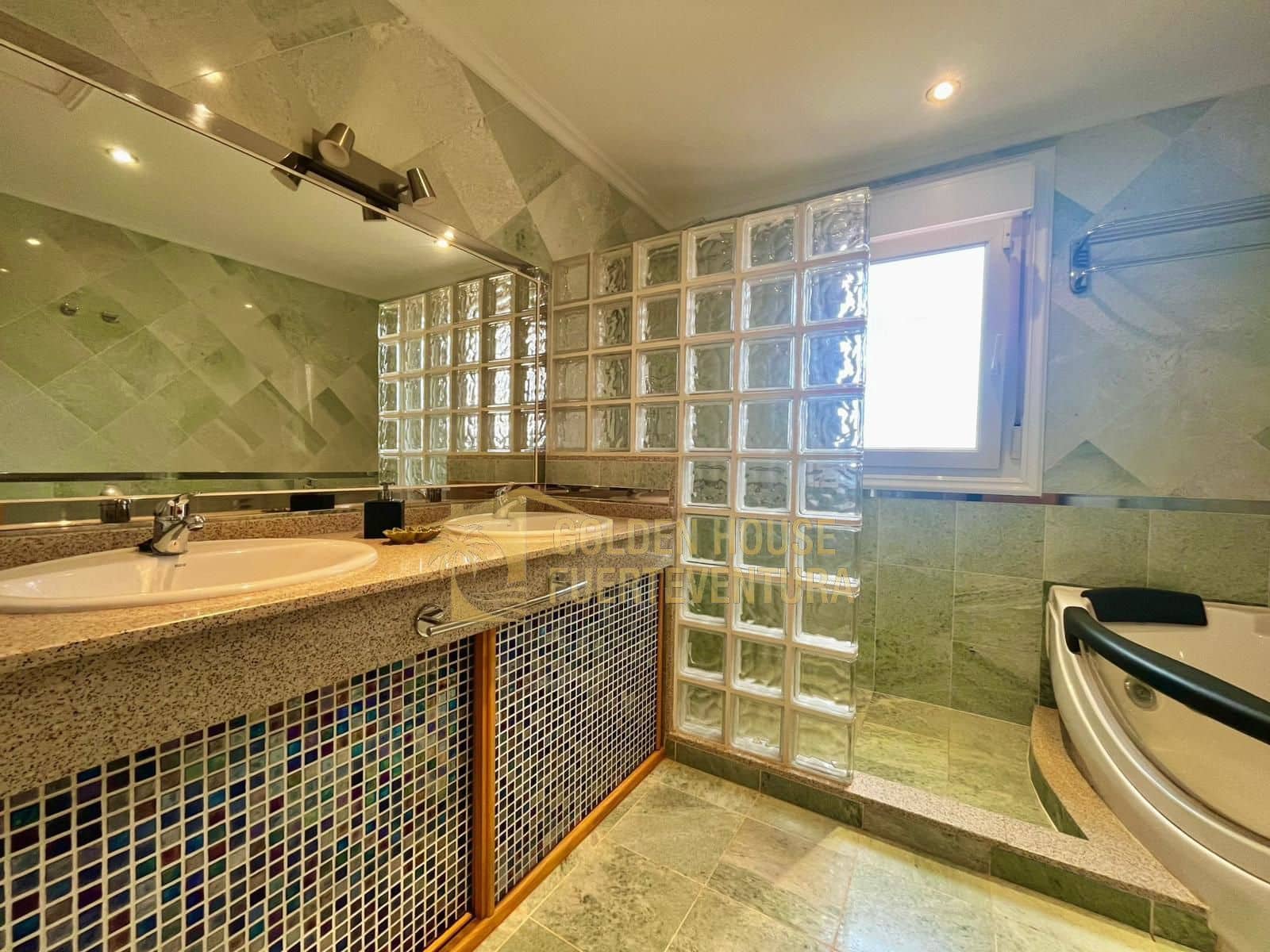 5 makuuhuone Huvila myytävänä paikassa Caleta de Fuste mukana uima-altaan 
autotalli - 1 300 000 € (Ref: 9436741)