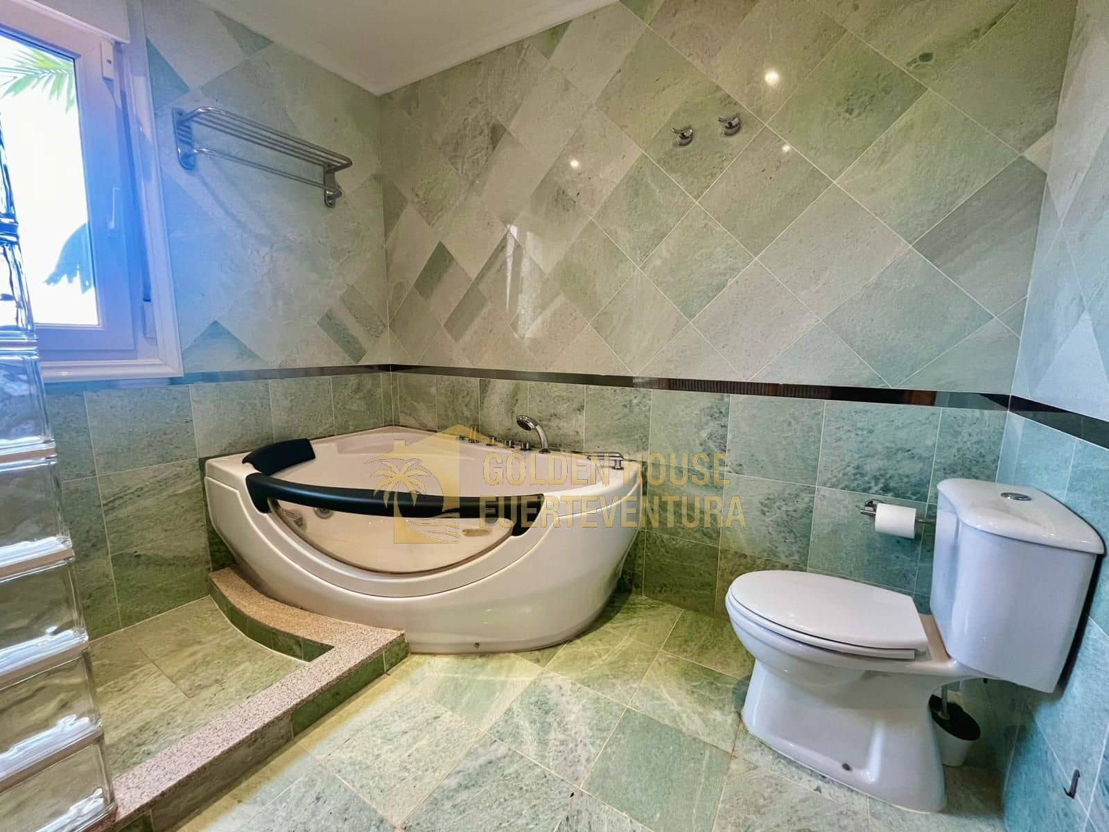 5 makuuhuone Huvila myytävänä paikassa Caleta de Fuste mukana uima-altaan 
autotalli - 1 300 000 € (Ref: 9436741)