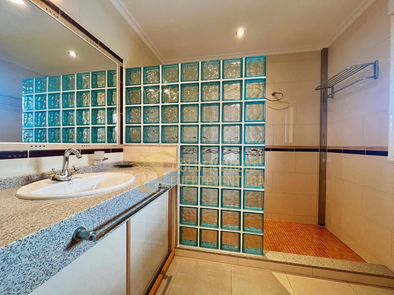 5 makuuhuone Huvila myytävänä paikassa Caleta de Fuste mukana uima-altaan 
autotalli - 1 300 000 € (Ref: 9436741)