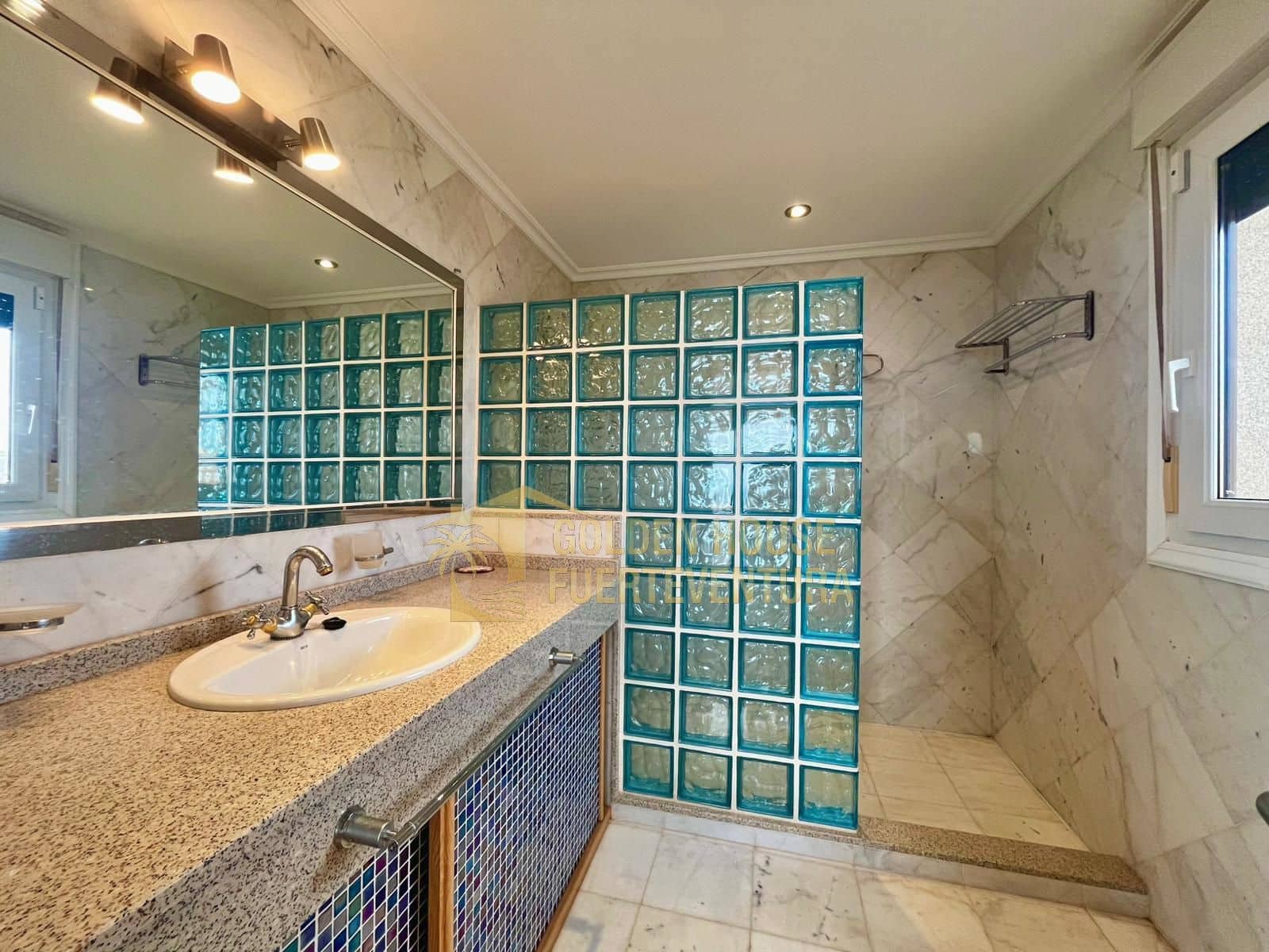 5 makuuhuone Huvila myytävänä paikassa Caleta de Fuste mukana uima-altaan 
autotalli - 1 300 000 € (Ref: 9436741)