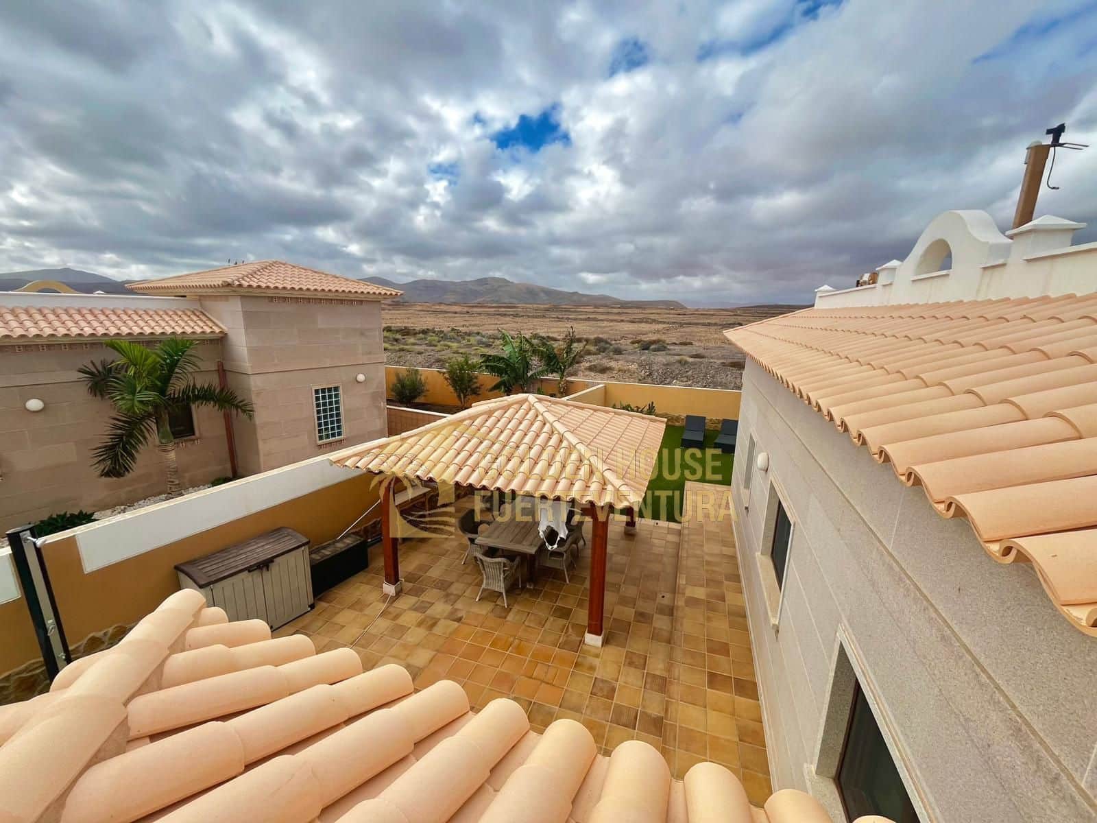 5 makuuhuone Huvila myytävänä paikassa Caleta de Fuste mukana uima-altaan 
autotalli - 1 300 000 € (Ref: 9436741)