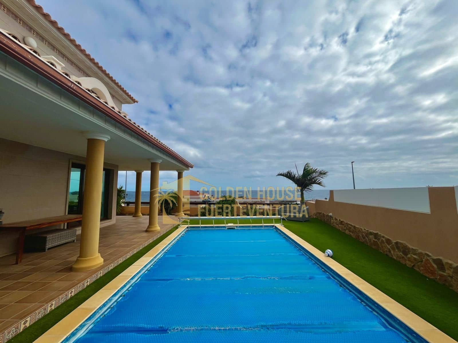 5 makuuhuone Huvila myytävänä paikassa Caleta de Fuste mukana uima-altaan 
autotalli - 1 300 000 € (Ref: 9436741)