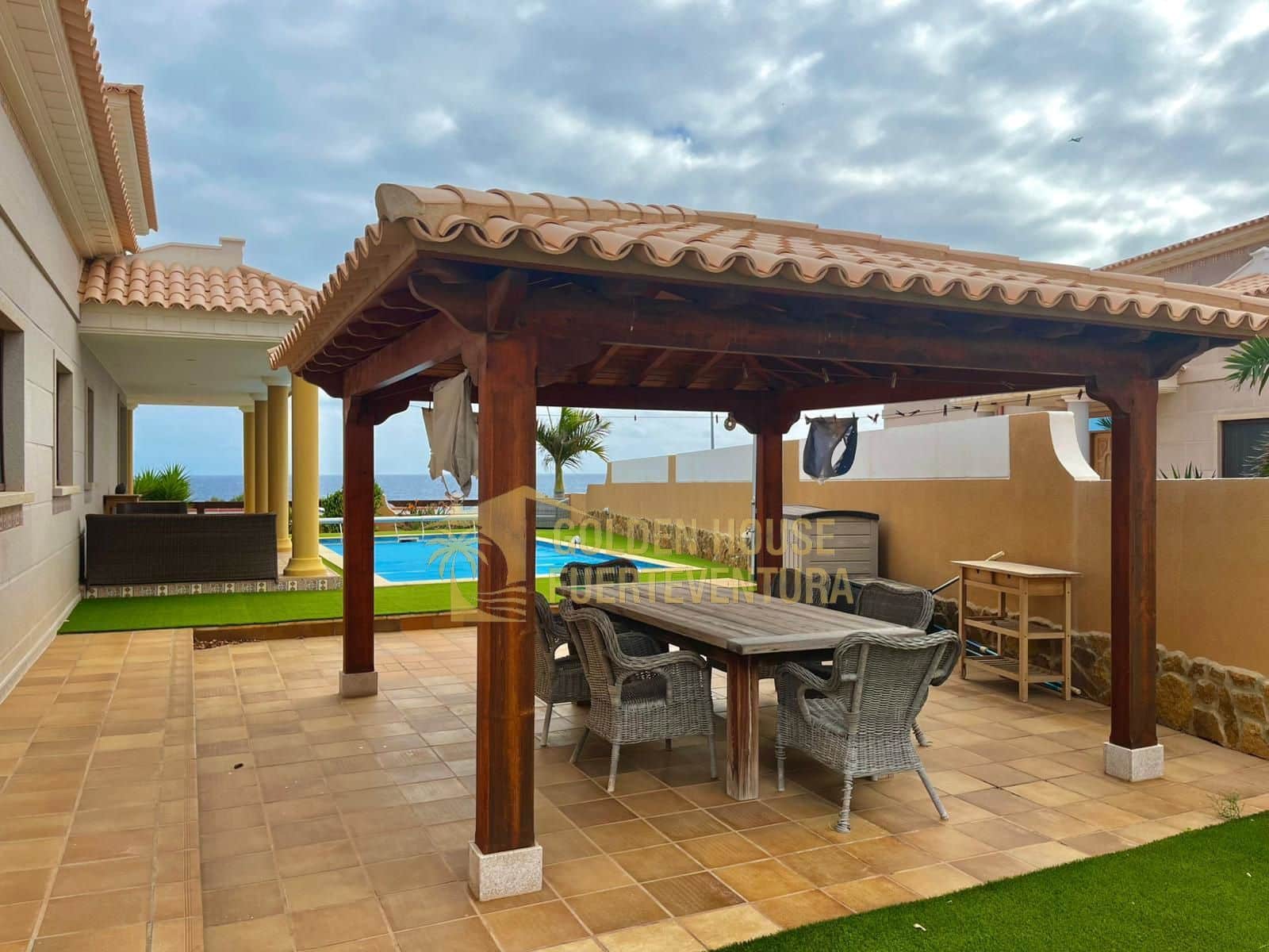 5 makuuhuone Huvila myytävänä paikassa Caleta de Fuste mukana uima-altaan 
autotalli - 1 300 000 € (Ref: 9436741)