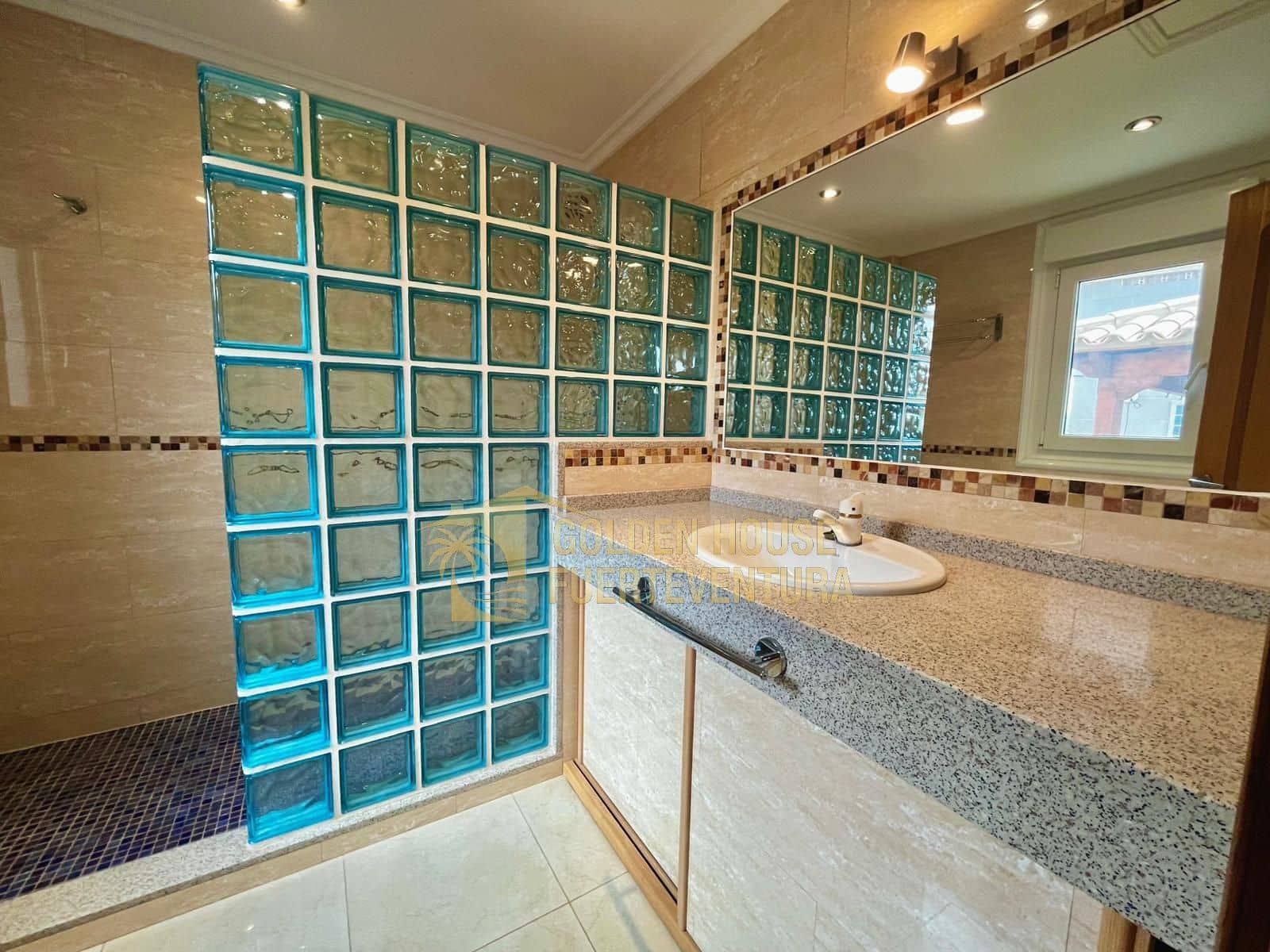 5 makuuhuone Huvila myytävänä paikassa Caleta de Fuste mukana uima-altaan 
autotalli - 1 300 000 € (Ref: 9436741)