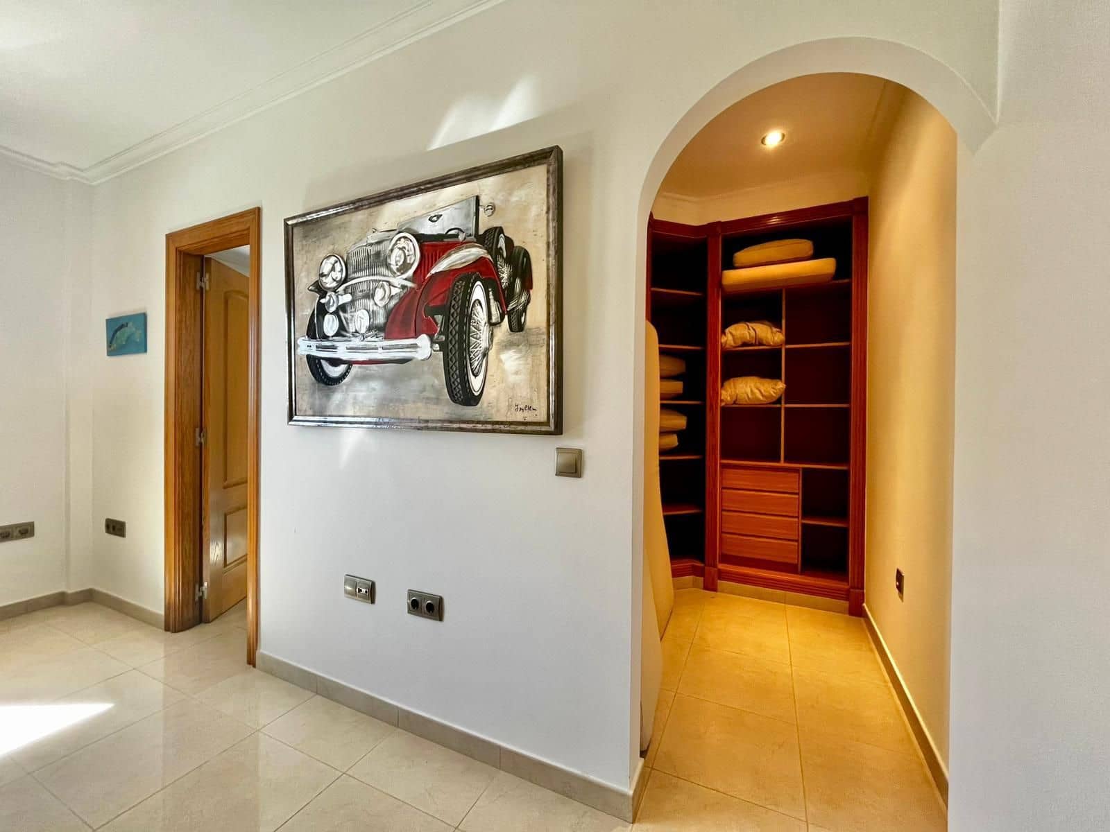 5 bedroom Villa for sale in Caleta de Fuste with pool garage - € 1,300,000 (Ref: 9436741)