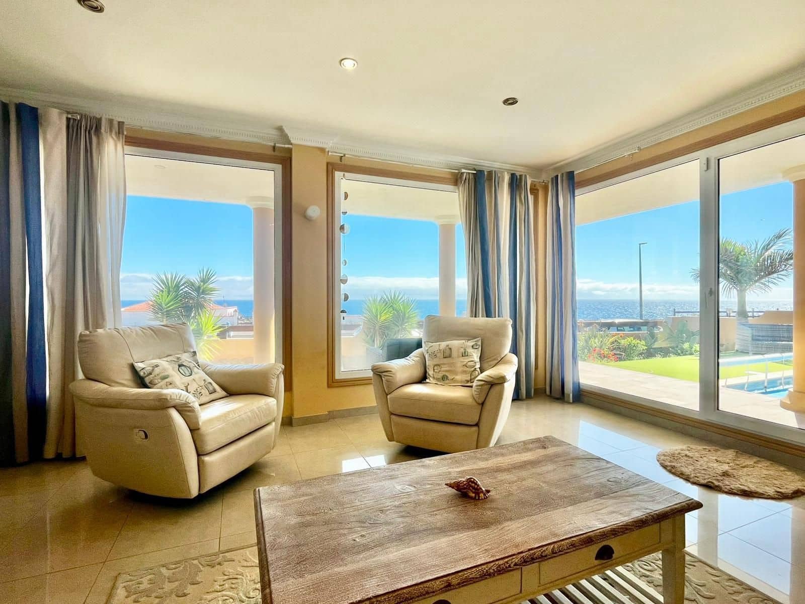 5 bedroom Villa for sale in Caleta de Fuste with pool garage - € 1,300,000 (Ref: 9436741)