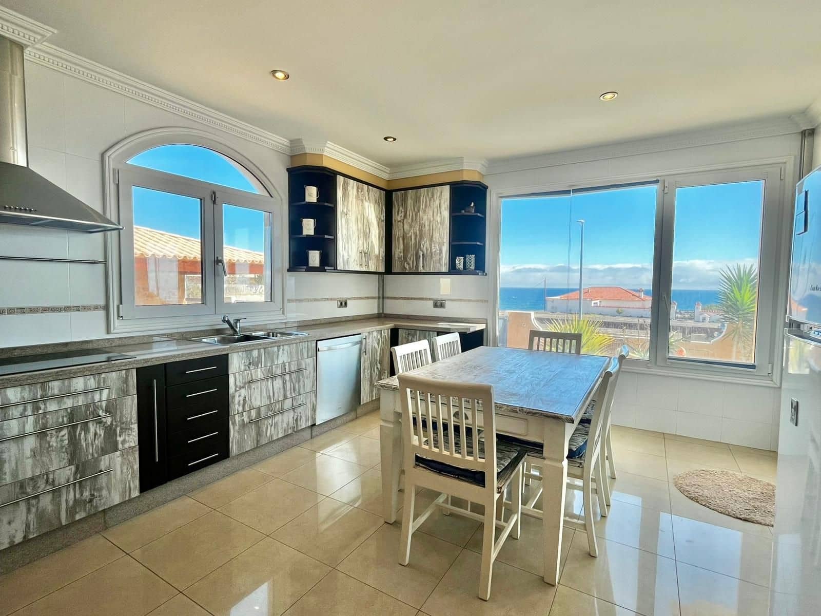 5 bedroom Villa for sale in Caleta de Fuste with pool garage - € 1,300,000 (Ref: 9436741)