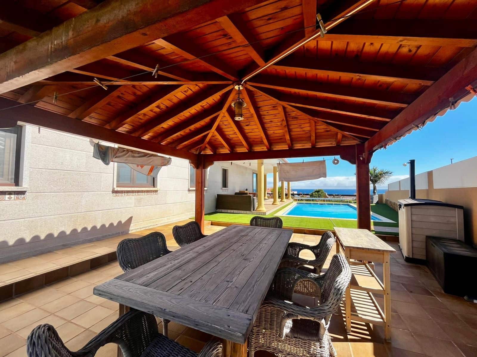 5 bedroom Villa for sale in Caleta de Fuste with pool garage - € 1,300,000 (Ref: 9436741)