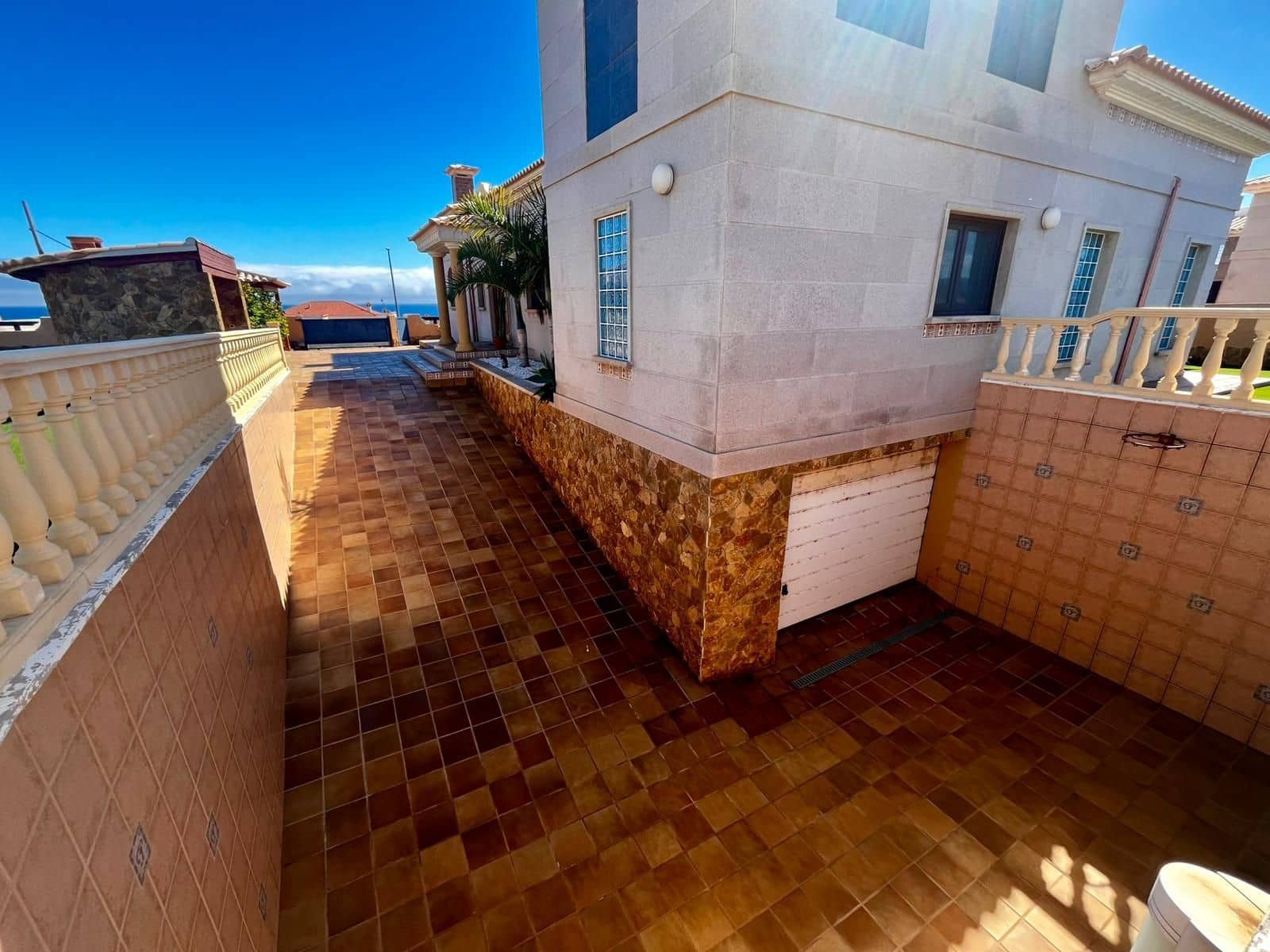 5 bedroom Villa for sale in Caleta de Fuste with pool garage - € 1,300,000 (Ref: 9436741)