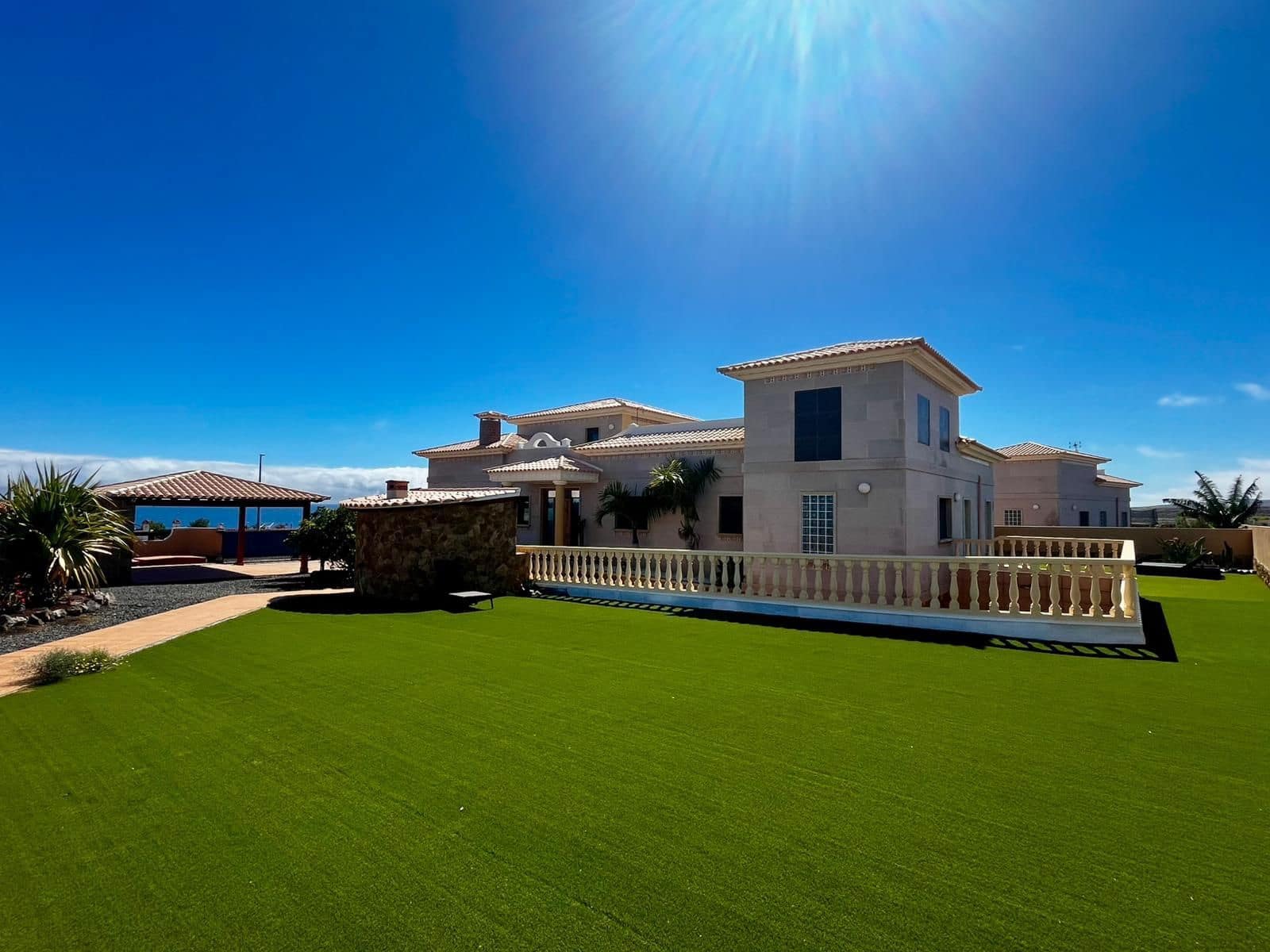 5 bedroom Villa for sale in Caleta de Fuste with pool garage - € 1,300,000 (Ref: 9436741)