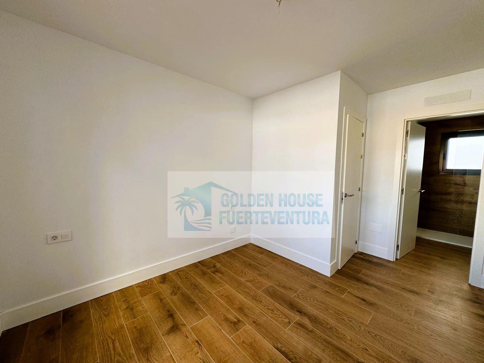 Piso de 2 habitaciones en Corralejo en venta con piscina garaje - 245.000 € (Ref: 9468146)