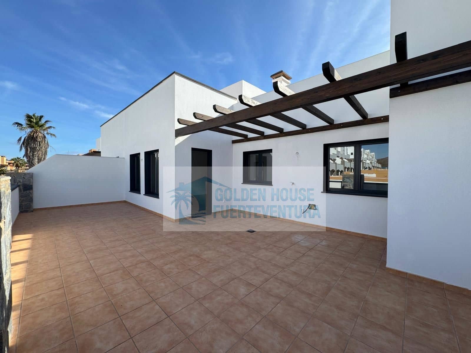 Piso de 2 habitaciones en Corralejo en venta con piscina garaje - 245.000 € (Ref: 9468146)