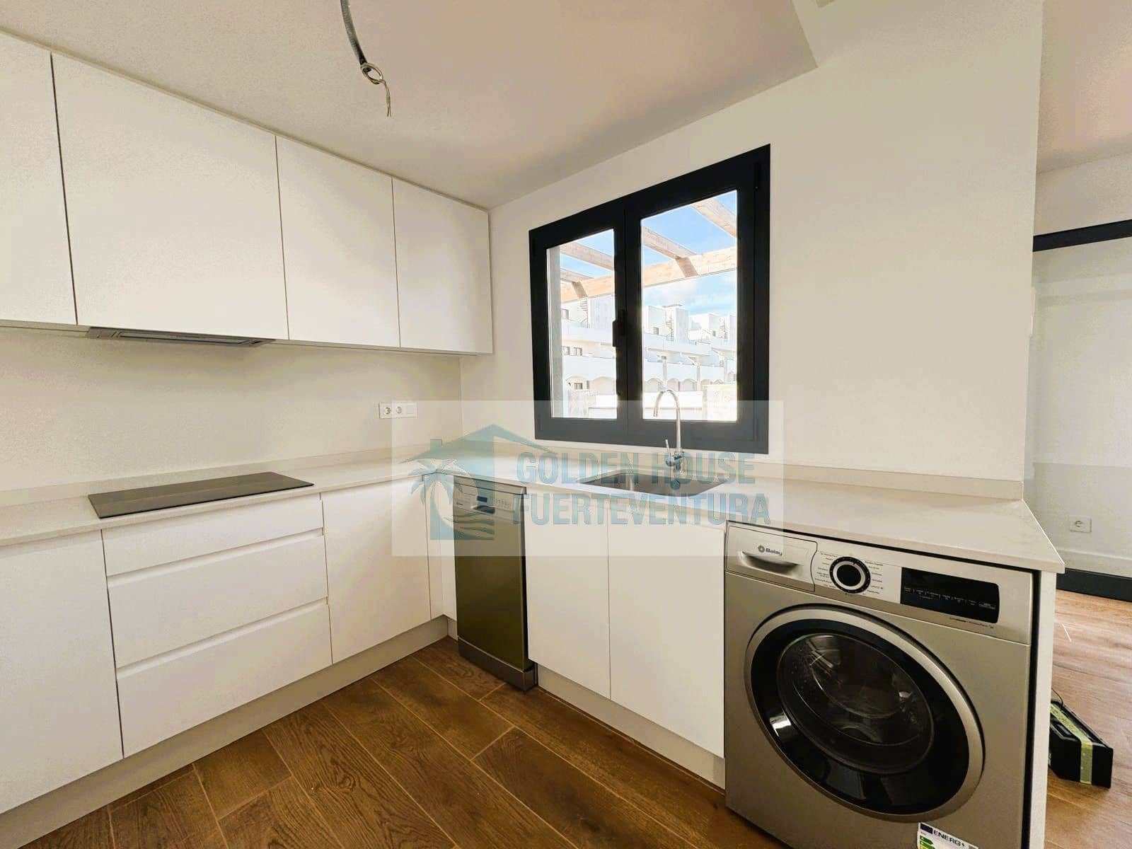 Piso de 2 habitaciones en Corralejo en venta con piscina garaje - 245.000 € (Ref: 9468146)